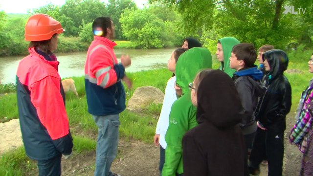 Des écoliers landais découvrent les travaux de réparation du pont de Marquèze