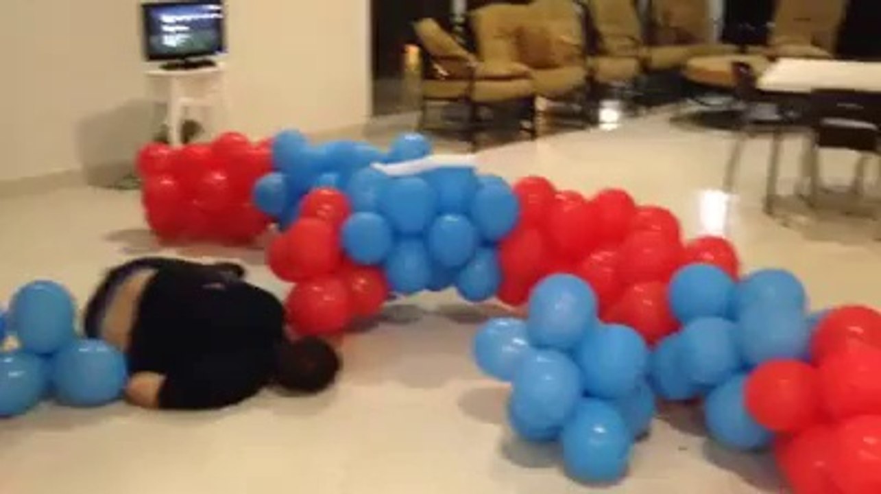 Sauter sur un matelas de ballons.. et se faire très mal!