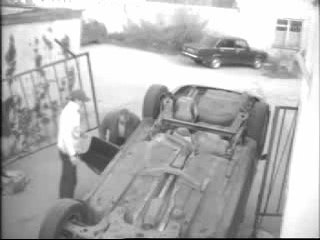 une femme sort la voiture de son garage