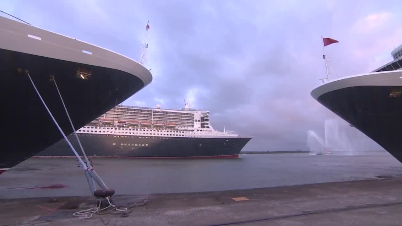Deux bateaux jouent "Happy Birthday" pour le Qu...