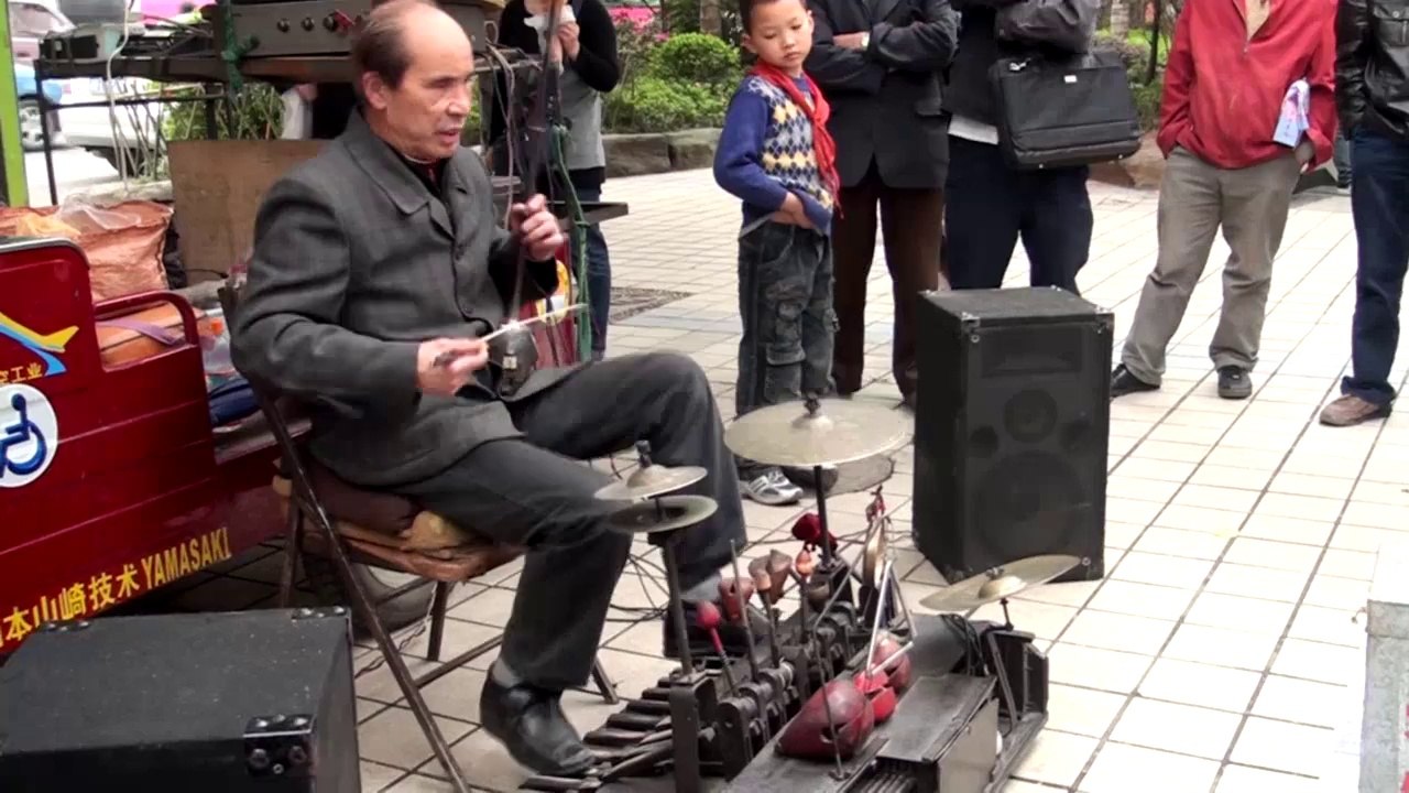 盲人大爷街头玩音乐 手脚并用惊呆路人 Blind street person playing more than 10 kinds of music