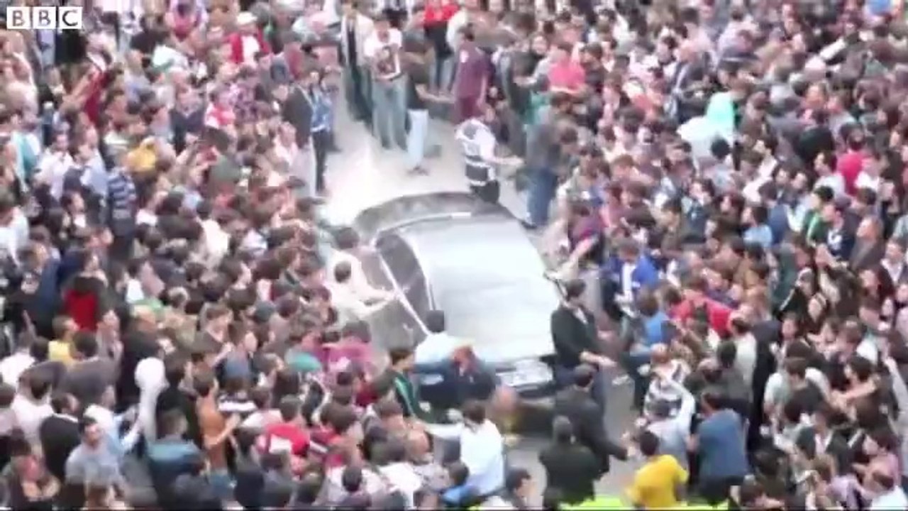 BBC kamerasından Başbakan'ın aracına tekmelerin görüntüleri