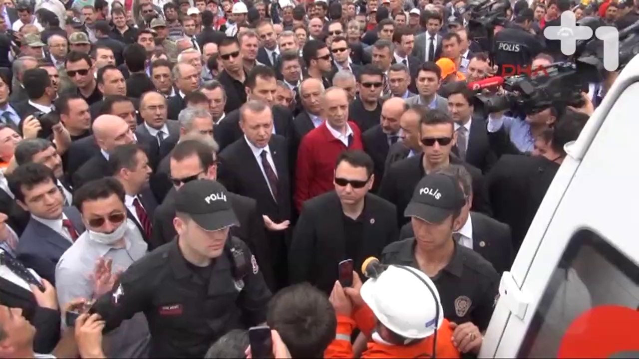 Başbakan'ın özel kalem müdür yardımcısı göstericiyi böyle tekmeledi