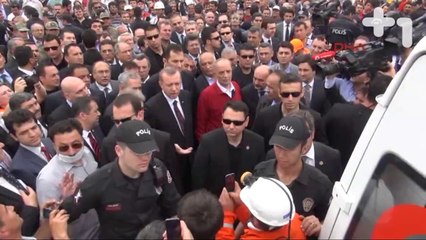 Başbakan'ın özel kalem müdür yardımcısı göstericiyi böyle tekmeledi