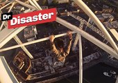 James Kingston se suspend à un pont en Ukraine / Dr Disaster