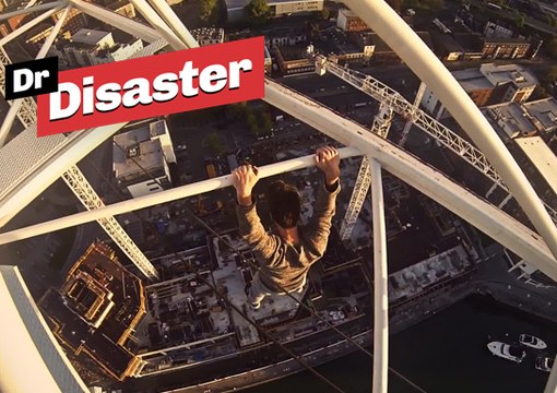 James Kingston se suspend à un pont en Ukraine / Dr Disaster
