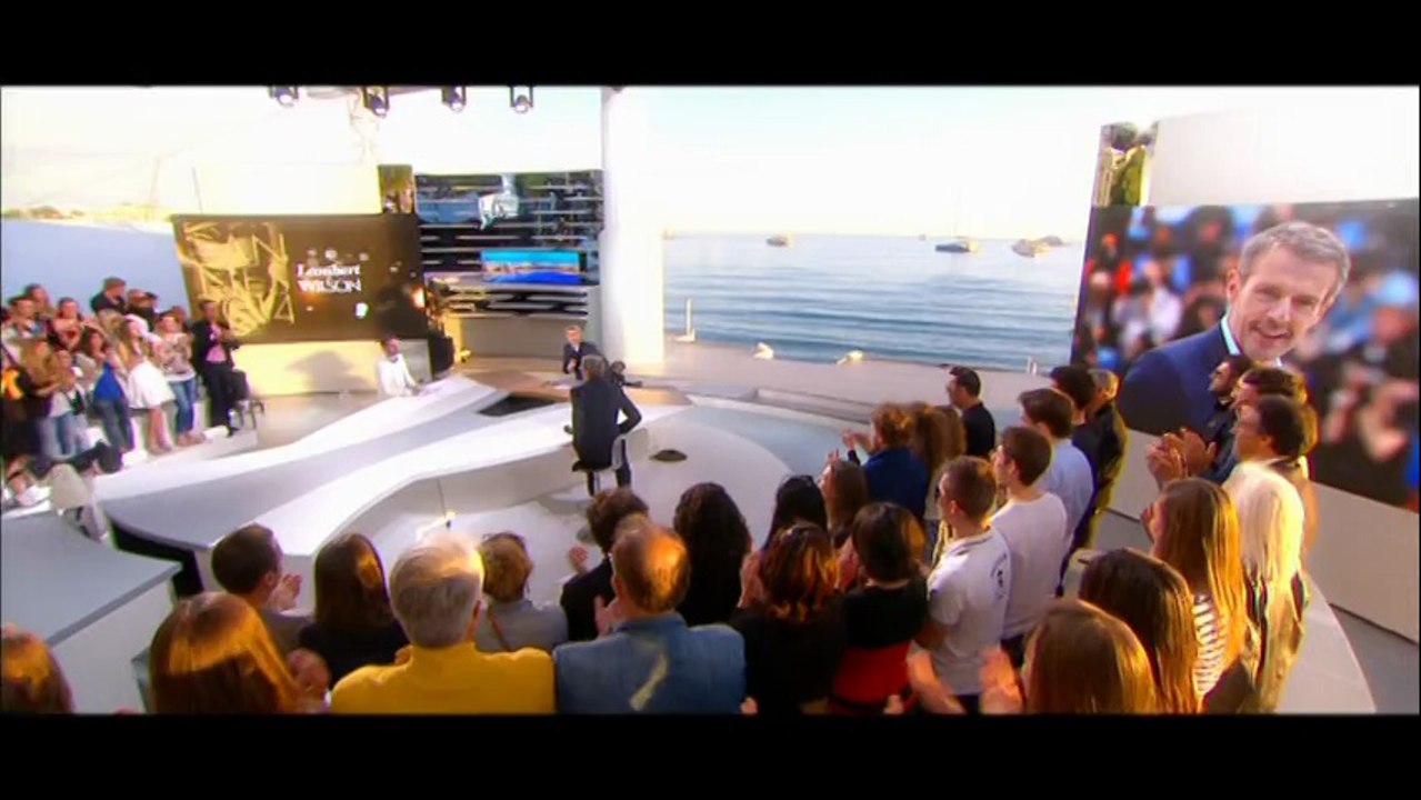 Les intermittents du spectacle interrompent le Grand Journal à Cannes