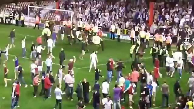 [Full] Violence And Fight Between Fans of Bristol City vs Bristol Rovers & Police Use Horse 2013