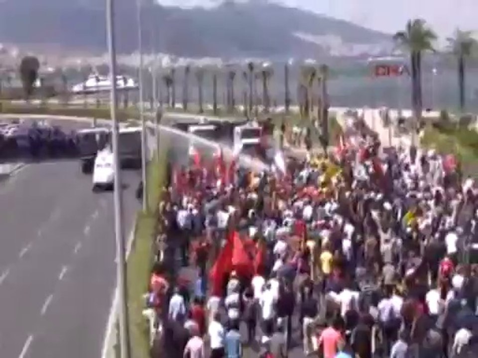 İzmir'de Soma protestosuna sert polis müdahalesi