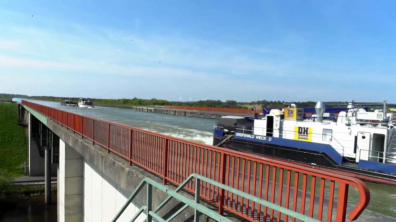 Schiffe überqueren eine Brücke