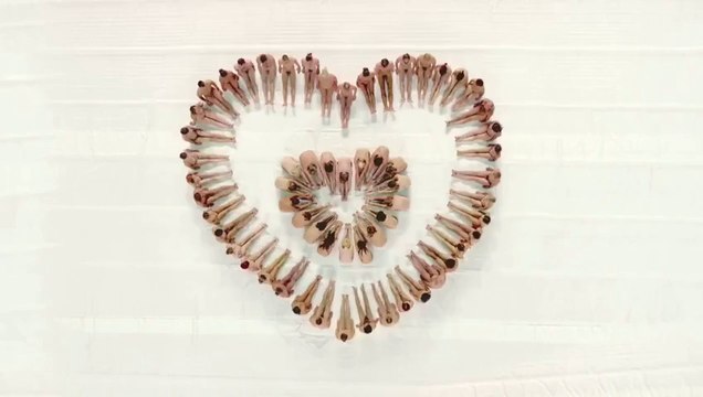 140 personnes nues pour une pub étonnante!