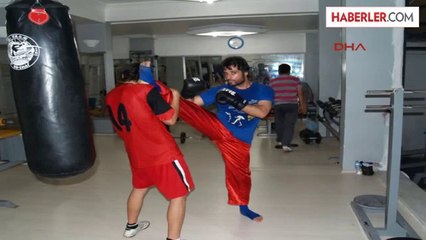 Marketteki Maden İşçisi Kick Boksla İlgileniyormuş