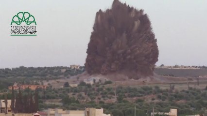 Une énorme explosion souterraine détruit une base militaire en Syrie