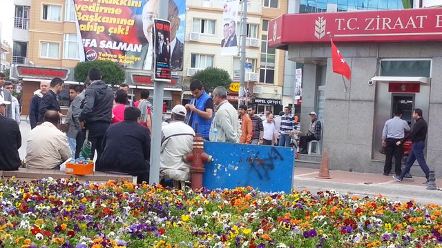 Yalova Meydanı'nda tek başına Soma Kömür Madeni Faciası Eylemi yapan vatandaş