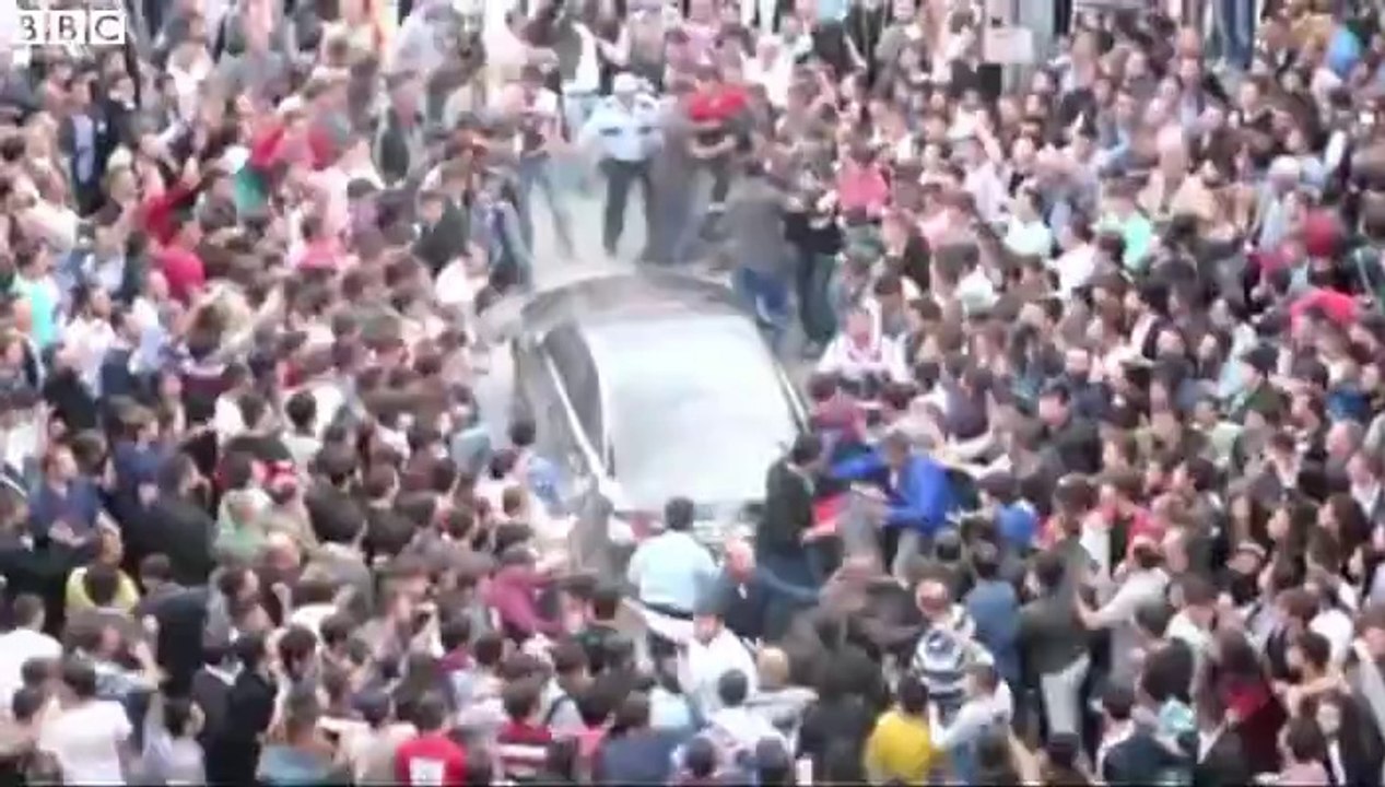 Soma'da Başbakanın aracına atılan tekmelerin görüntüleri