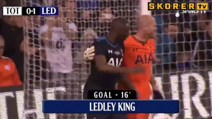 Penaltıyı yedikten sonra rakip oyuncuya sarıldı