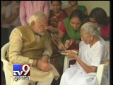 Narendra Modi takes blessings of his Mother after historical victory - Tv9 Gujarati