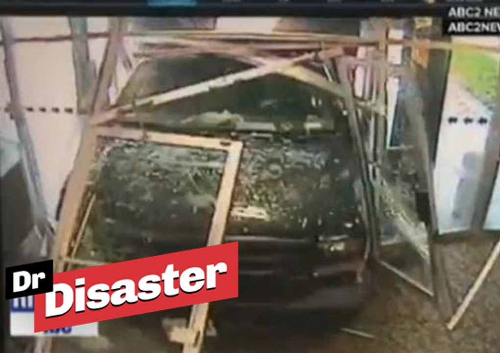 Il défonce l'entrée d'une station de télévision avec un camion / Dr Disaster