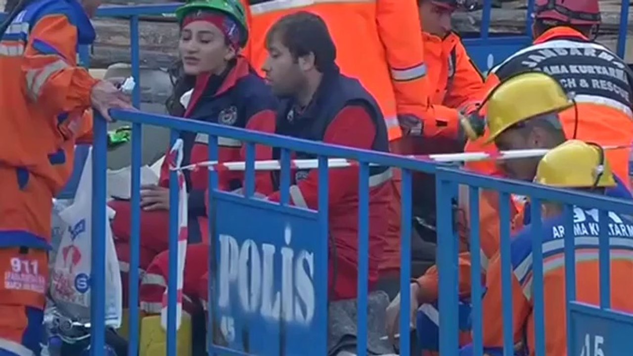 Recep Tayyip Erdogan schlägt und beleidigt Jungen in Soma