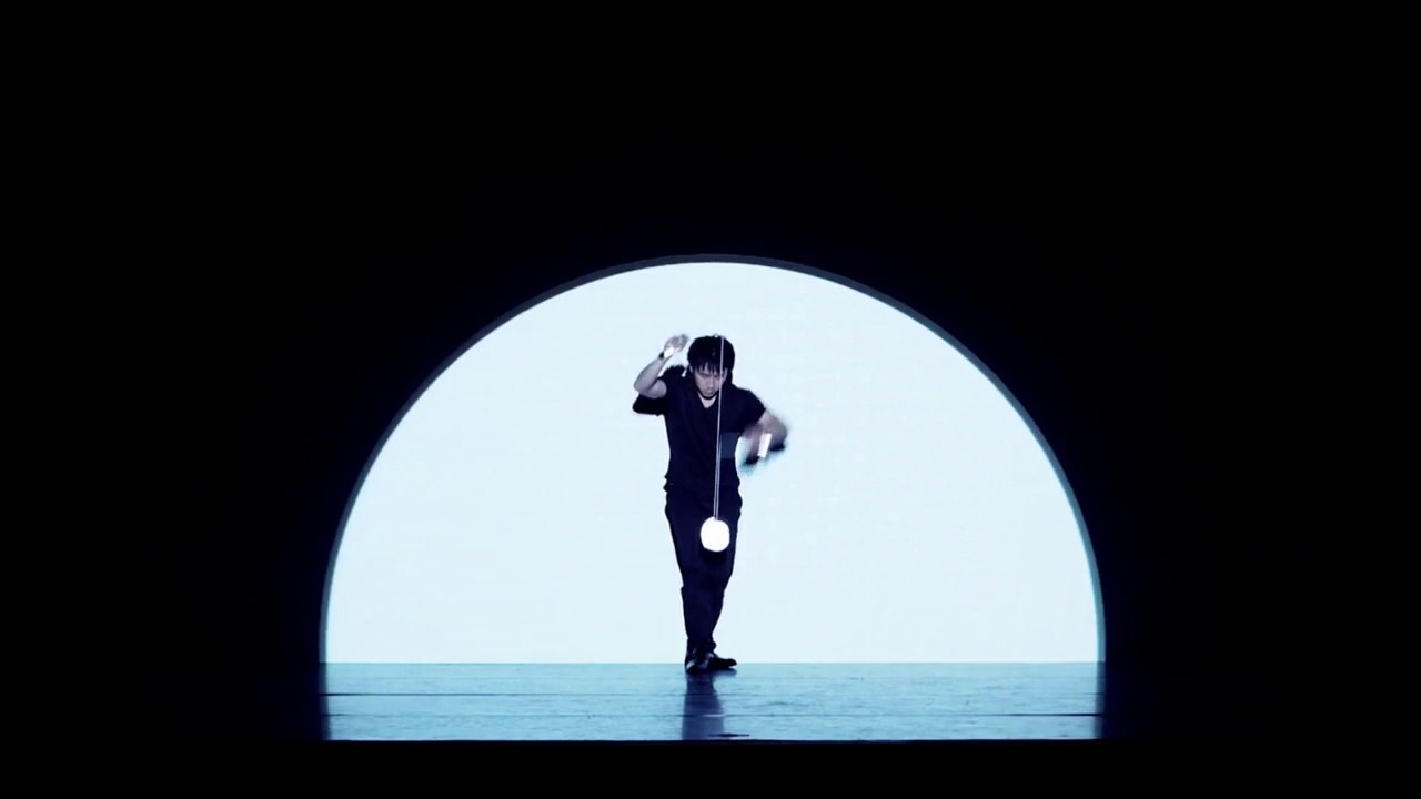 Talented artist with diabolo : awesome tricks and skills!