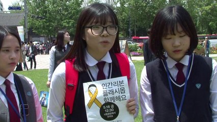 South Koreans form giant yellow ribbon for ferry victims