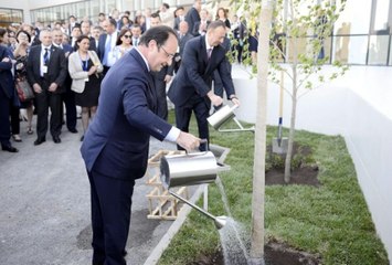 François Hollande jardine vraiment mal ! - ZAPPING ACTU HEBDO DU 17/05/2014