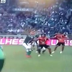 Jogador vira cambalhota em cobrança de lateral no México