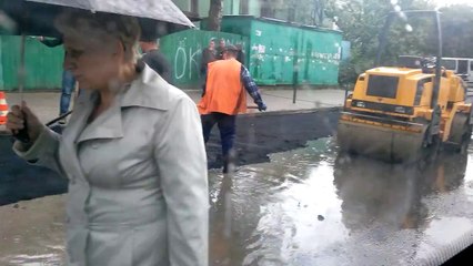 Як у Рівному кладуть асфальт у воду