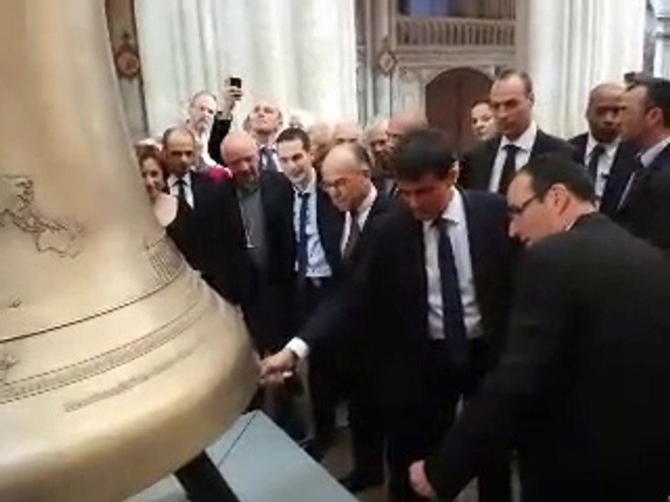 Manuel Valls et Bernard Cazeneuve sonnent la cloche du 70e