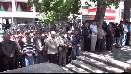 Télécharger la video: SOMA'DA VEFAT EDEN İŞÇİLER İÇİN GIYABİ CENAZE NAMAZI KILINDI