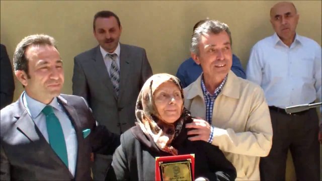 İHSANİYE CAMİ KURAN KURSU YAŞAR CENGİZ BİCAN VE ANNESİNE PLAKET VERİLDİ