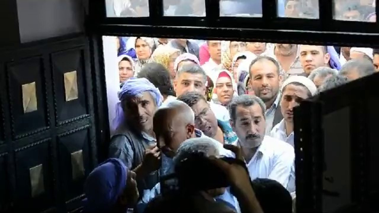 Şanlıurfa da iş eylem yaptı yol kapatı