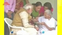 Narendra Modi meets his Mother, Seeks Blessings - Elections Results 2014