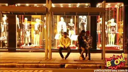 Durakta Bekleyenlere Yapılan Sniper Şakası