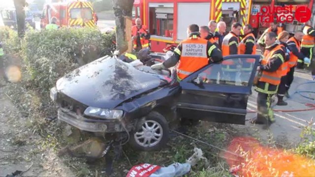 Tinténiac. la voiture décolle du rond point et s'encastre dans un arbre. un mort un blessé très grave