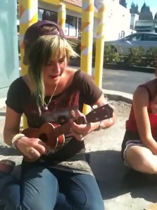 Une fille joue du Ukulélé comme une déesse!