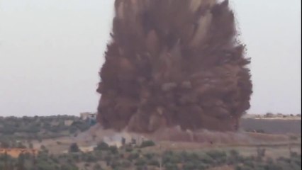 Explosion impressionnante d'une bombe en Syrie - Guerre civile!
