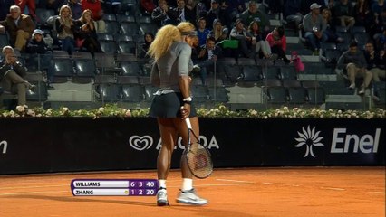 Serena asfalta la Zhang e vola in semifinale