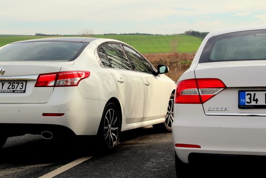 Karşılaştırma - Skoda Superb vs Renault Latitude