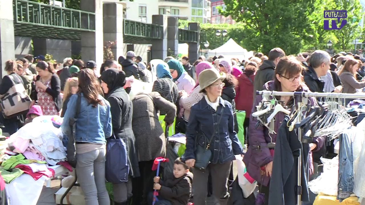 Vidéo Puteaux: Vide-grenier de la place des Marées