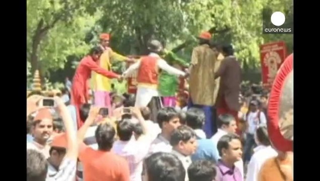 India: Narendra Modi portato in trionfo, mercoledì l'incarico