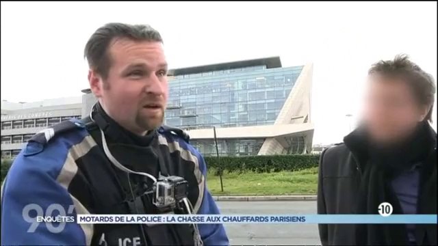Un policier à moto percute une voiture