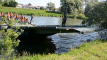 Embarquement sur la Meuse à bord d'un engin de franchissement du 3e Génie de Charleville-Mézières