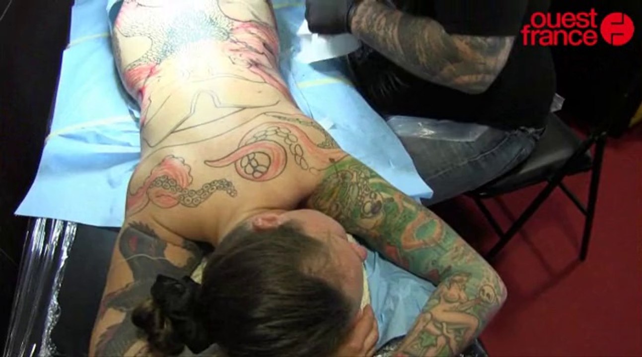 La foule à la Convention internationale du tatouage au Stade Rennais à Rennes