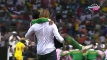 Herve Renard vient en aide à un de ses joueurs blessé pour fêter la victoire a la CAN 2012