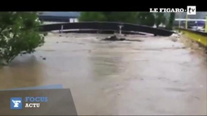 Bosnie : un pont entier emporté par les flots s'encastre dans un autre