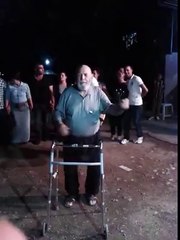 90'lık dede sakat yürügeçiyle düğünde kopuyor..