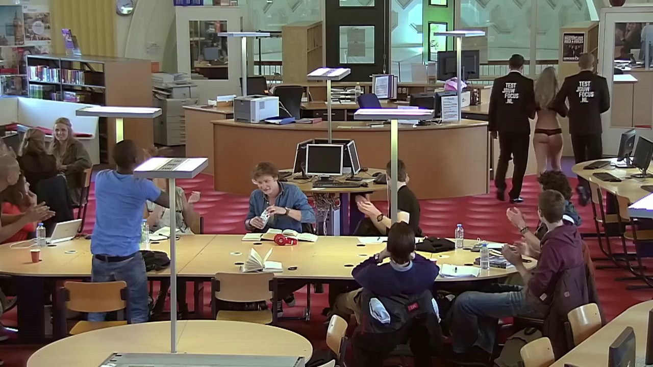 Elle teste la concentration des étudiants en faisant un striptease!!