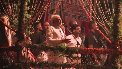 Inde: Narendra Modi prie sur les rives du Gange