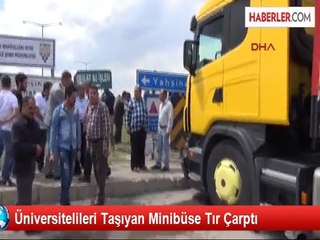 Üniversitelileri Taşıyan Minibüse Tır Çarptı